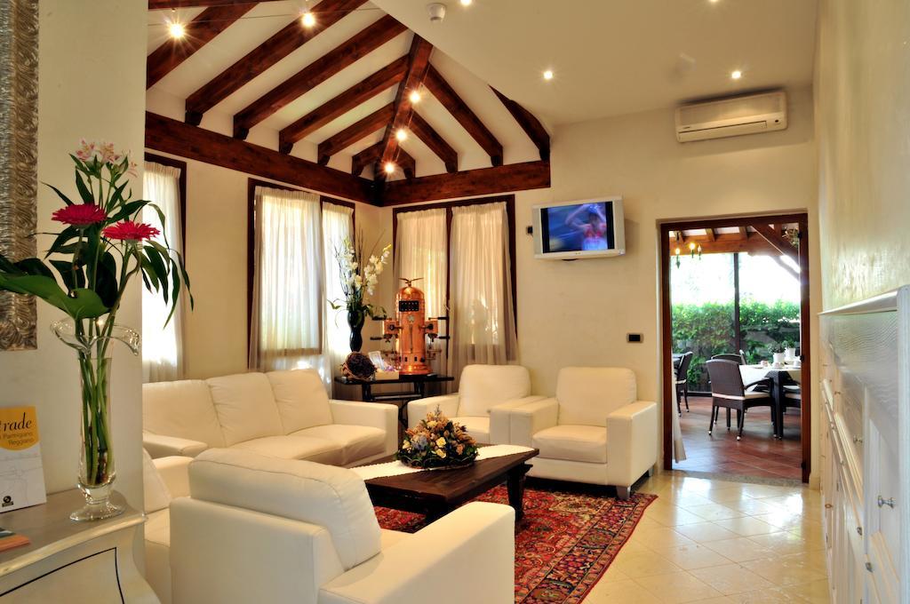 Hotel Ferro Di Cavallo ปาวุลโล เนล ฟริญาโน ภายนอก รูปภาพ