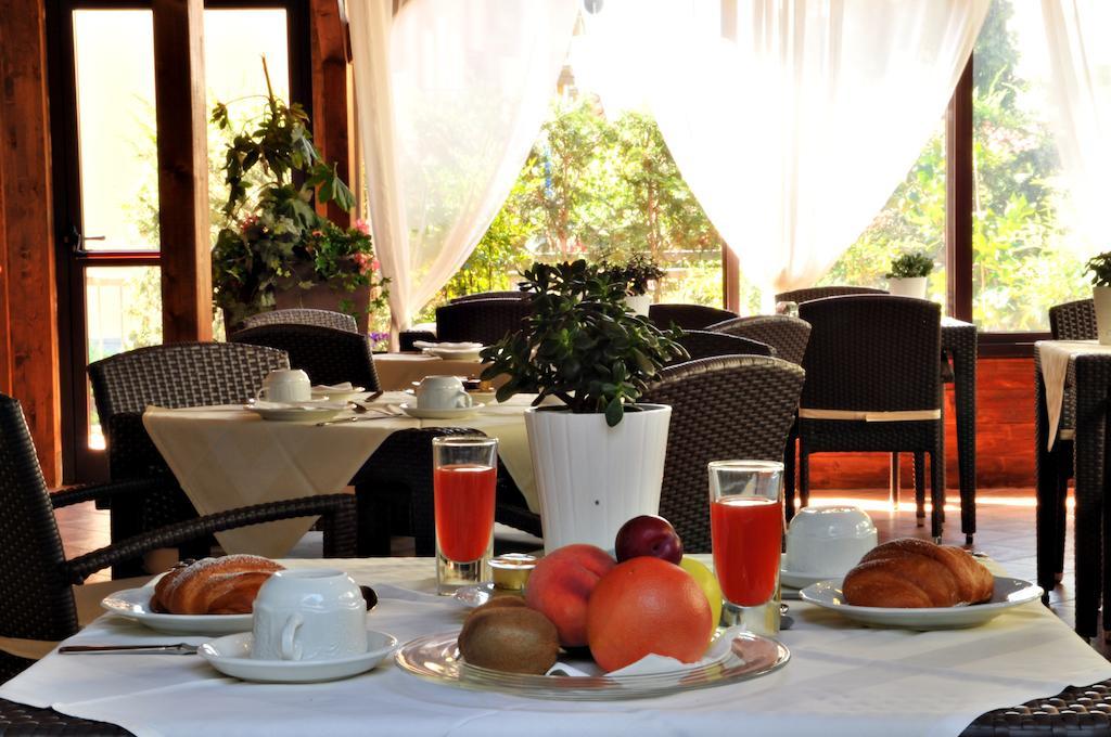 Hotel Ferro Di Cavallo ปาวุลโล เนล ฟริญาโน ภายนอก รูปภาพ