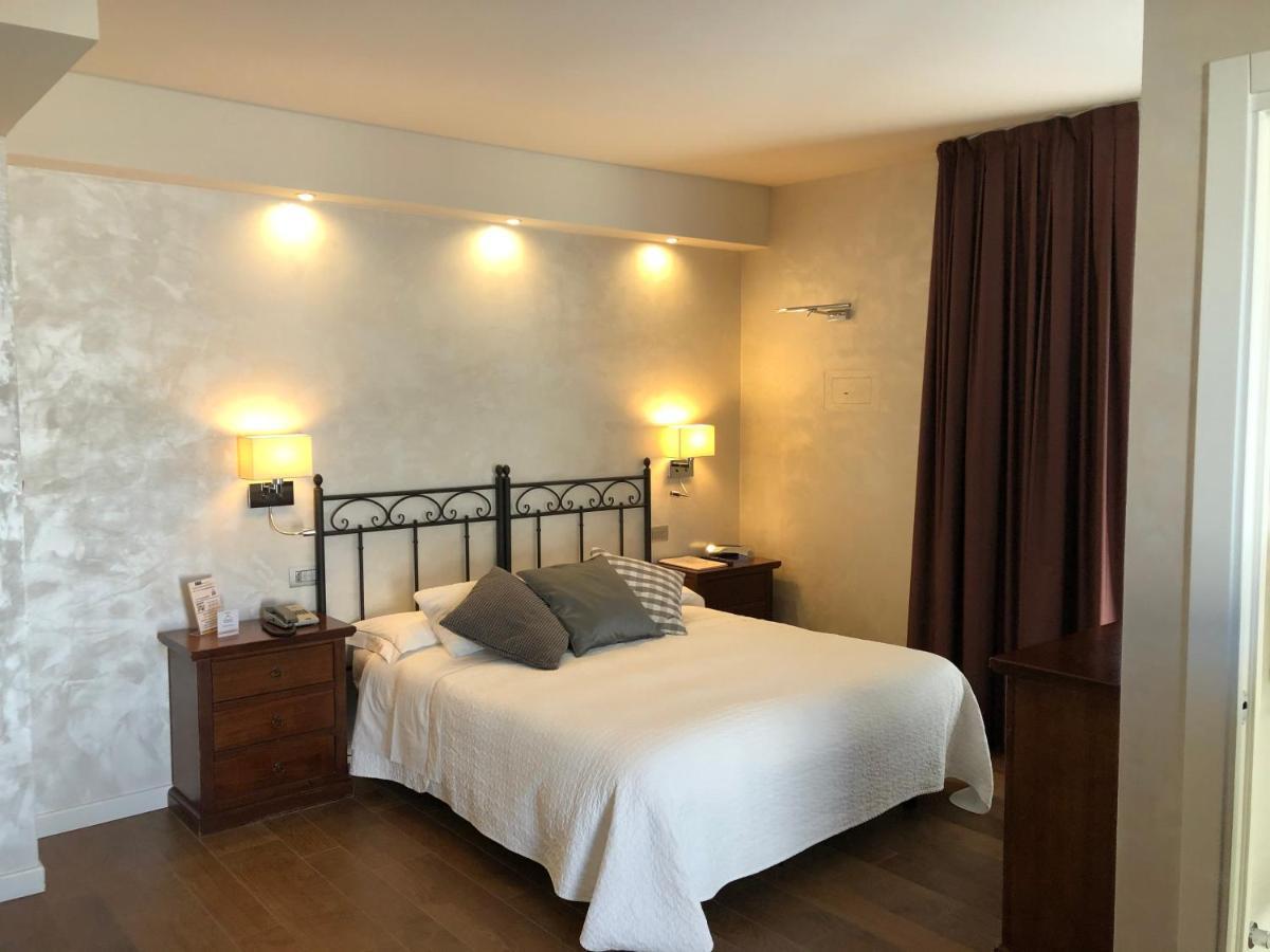 Hotel Ferro Di Cavallo ปาวุลโล เนล ฟริญาโน ภายนอก รูปภาพ